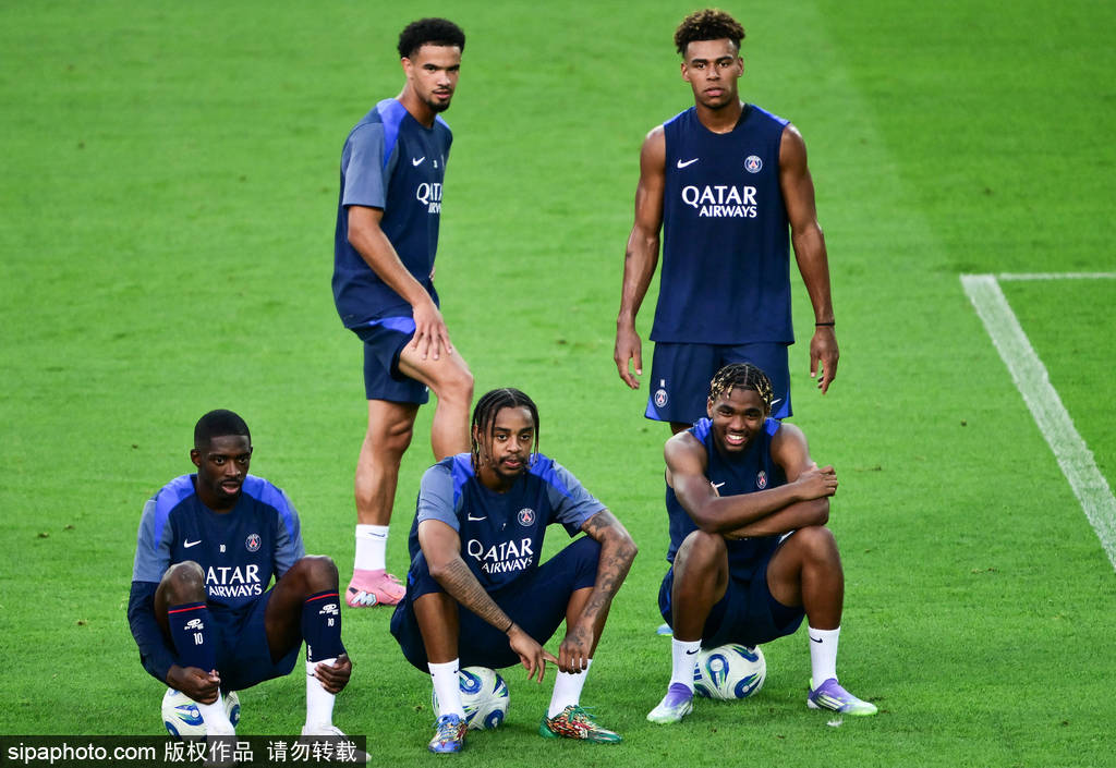 登贝莱险胜亚玛尔，荣膺2025年《十一人》金球奖